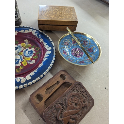 493 - A mixed lot to include carved treen boxes, and a metal example, cloisonne dish and ashtray in the fo... 