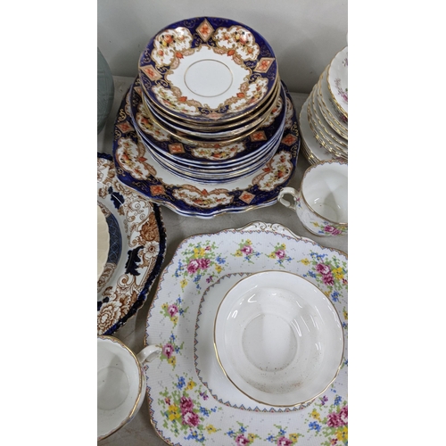 508 - A mixed lot of china to include a Royal Albert Lavender Rose pattern tea service, a Victorian Dudson... 