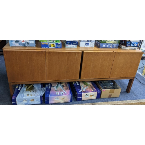 511 - A mid 20th century Gordon Russell GR69 model teak sideboard having four cupboard doors and loose she... 