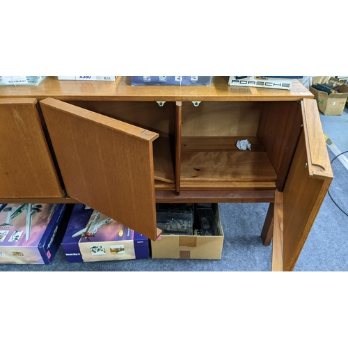 511 - A mid 20th century Gordon Russell GR69 model teak sideboard having four cupboard doors and loose she... 