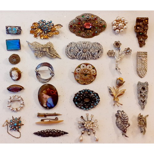 75 - A quantity of costume jewellery to include a Sterling silver morpho brooch, early 20th Century paste... 