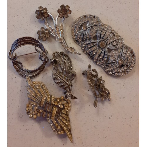 75 - A quantity of costume jewellery to include a Sterling silver morpho brooch, early 20th Century paste... 