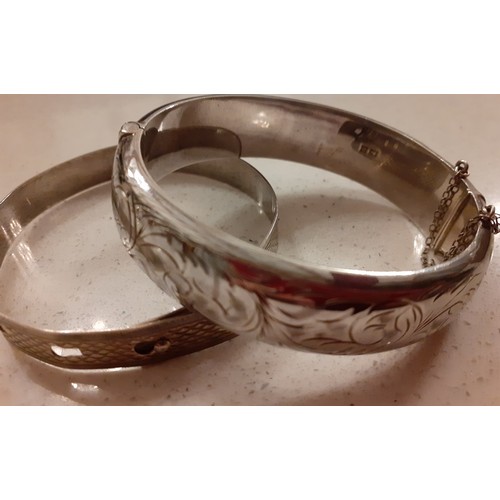 76 - Mixed jewellery to include a silver engraved bangle with safety chain stamped with the makers mark S... 