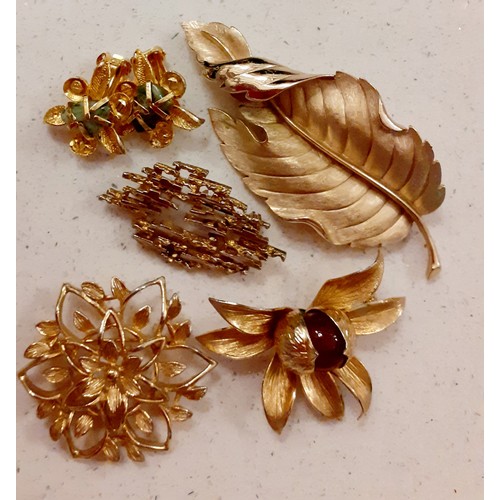 A quantity of vintage costume jewellery to include a string of