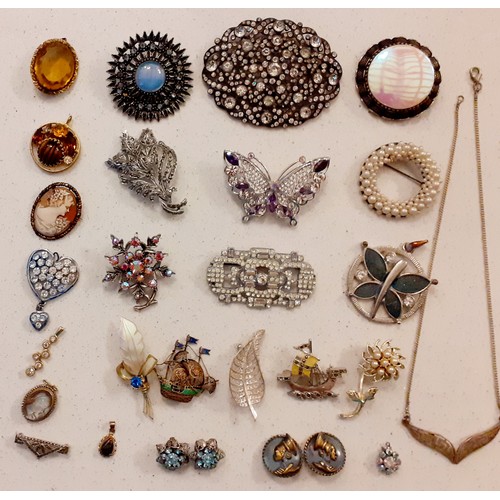 110 - A quantity of 20th Century brooches to include 2 fashioned as galleon ships and a small cameo brooch... 