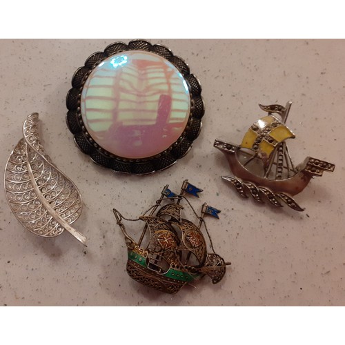 110 - A quantity of 20th Century brooches to include 2 fashioned as galleon ships and a small cameo brooch... 