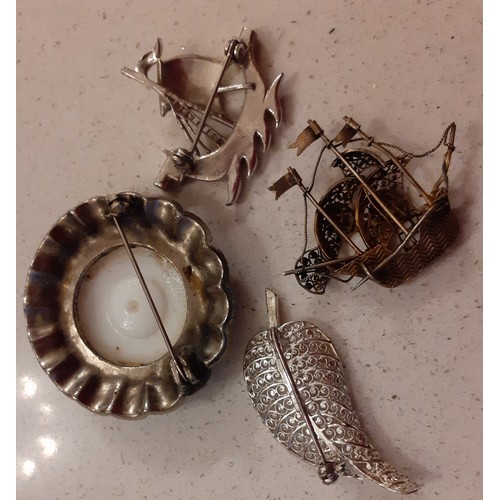 110 - A quantity of 20th Century brooches to include 2 fashioned as galleon ships and a small cameo brooch... 