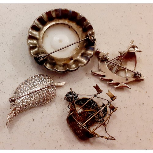 110 - A quantity of 20th Century brooches to include 2 fashioned as galleon ships and a small cameo brooch... 