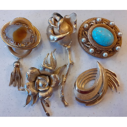 140 - A quantity of 20th Century brooches to include a Scottish 1970's Modernist brooch stamped with maker... 