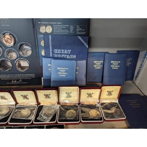 62 - Coins-Mixed Elizabeth II commemorative and other coins, to include twelve boxed 1973 EEC 50 pence co... 