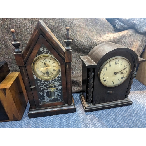 63 - A group of four American mantle clocks to include an Art Deco inspired example, oak case Ansonia clo... 