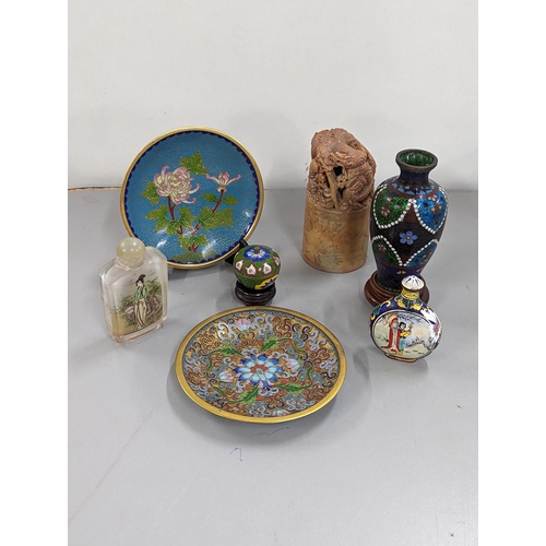 64 - Chinese collectables to include a miniature cloisonne vase, a painted snuff bottle and other items.
... 