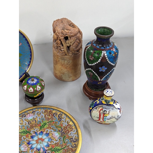 64 - Chinese collectables to include a miniature cloisonne vase, a painted snuff bottle and other items.
... 