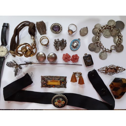 274 - A quantity of vintage costume jewellery to include a Victorian brown woven bracelet with a Pinchbeck... 