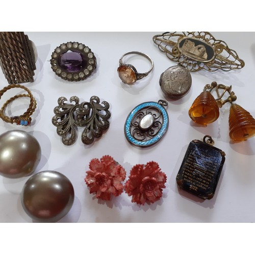 274 - A quantity of vintage costume jewellery to include a Victorian brown woven bracelet with a Pinchbeck... 