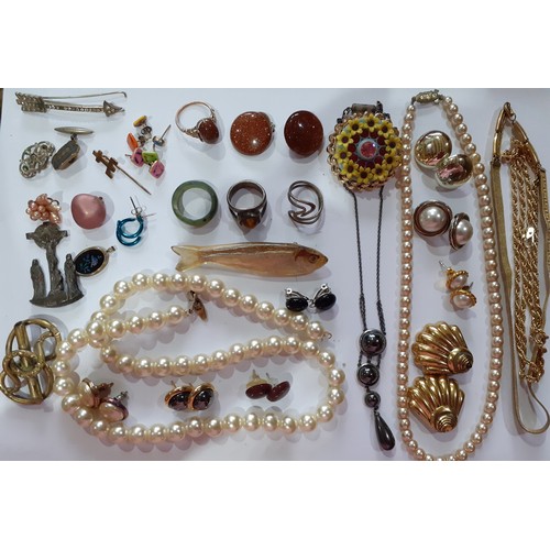 274 - A quantity of vintage costume jewellery to include a Victorian brown woven bracelet with a Pinchbeck... 