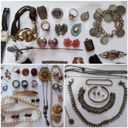 274 - A quantity of vintage costume jewellery to include a Victorian brown woven bracelet with a Pinchbeck... 