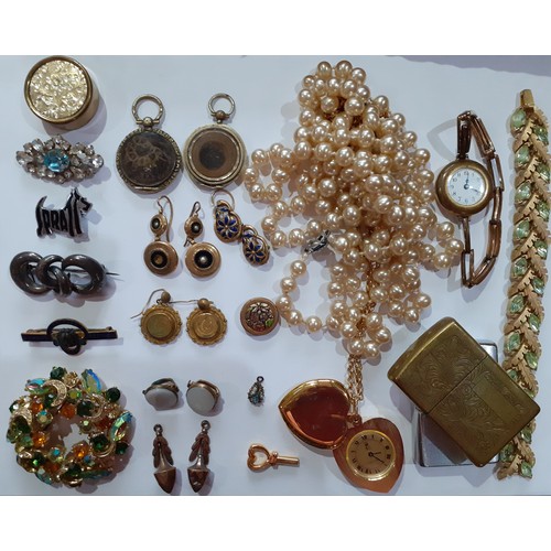 272 - A quantity of late 19th/early 20th Century costume jewellery to include gold coloured earrings and V... 