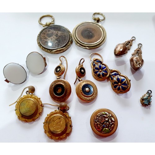 272 - A quantity of late 19th/early 20th Century costume jewellery to include gold coloured earrings and V... 