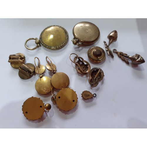 272 - A quantity of late 19th/early 20th Century costume jewellery to include gold coloured earrings and V... 