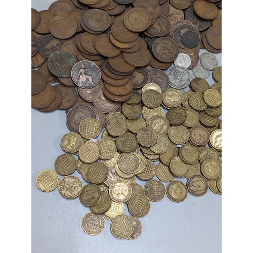 364 - Mixed coins - a collection of Victoria - Elizabeth II pennies, halfpennies, farthings, and a quantit... 