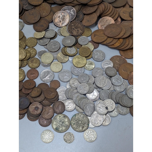 364 - Mixed coins - a collection of Victoria - Elizabeth II pennies, halfpennies, farthings, and a quantit... 