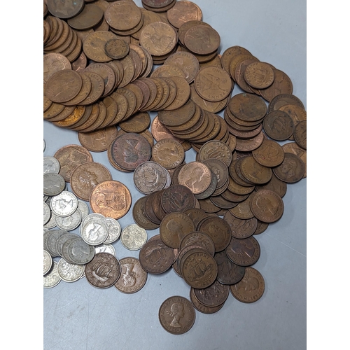 364 - Mixed coins - a collection of Victoria - Elizabeth II pennies, halfpennies, farthings, and a quantit... 