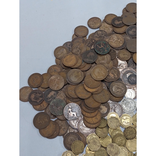 364 - Mixed coins - a collection of Victoria - Elizabeth II pennies, halfpennies, farthings, and a quantit... 