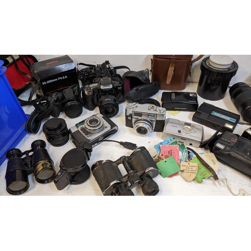 453 - Photographic equipment and binoculars to include Prinz, Minolta 300si, Nikon Sigma lens and others
L... 