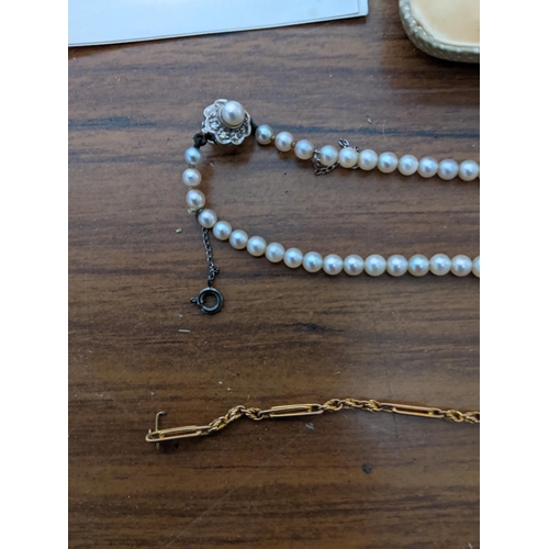 529 - A 9ct gold chain 3.1g, and a Ciro cultured graduated pearl string necklace with 9ct white gold clasp... 