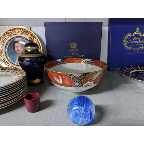 404 - A mixed lot of ceramics to include a boxed Royal Crown Derby Imari pattern  plate, Royal Worcester l... 