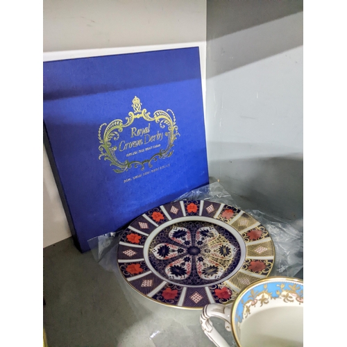 404 - A mixed lot of ceramics to include a boxed Royal Crown Derby Imari pattern  plate, Royal Worcester l... 