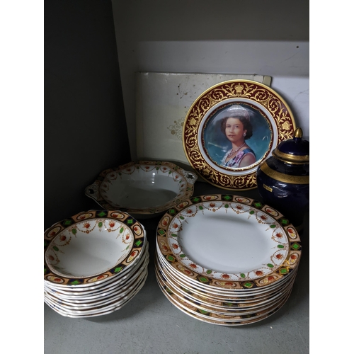 404 - A mixed lot of ceramics to include a boxed Royal Crown Derby Imari pattern  plate, Royal Worcester l... 