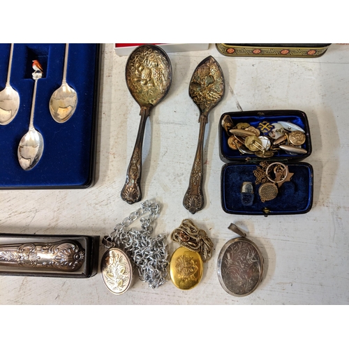 495 - A mixed lot to include cased set of silver plated spoons, a consul diplomat lighter, a small quantit... 