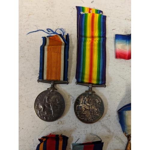 496 - WWI medal to include the Victory medal, Defence medal and the British Starr Lieut F.N. Tarr Pte F. R... 