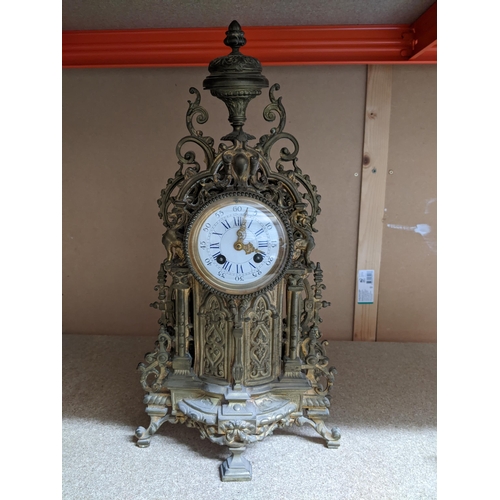 605 - A late 19th/early 20th century brass cased mantle clock, white enamelled dial with blue Roman numera... 