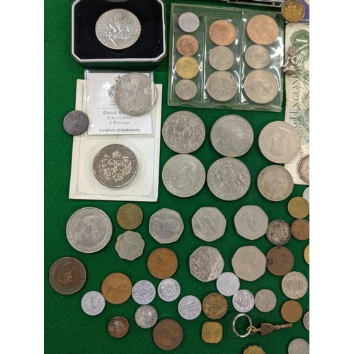 573 - Victorian and later coins to include an 1889 crown, 1887 Jubilee Year half crown, 1858 penny, a case... 