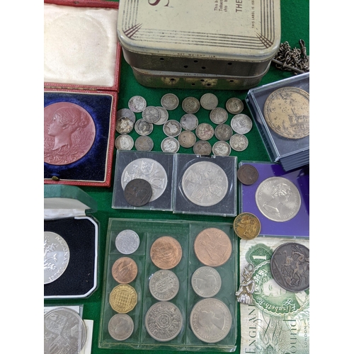 573 - Victorian and later coins to include an 1889 crown, 1887 Jubilee Year half crown, 1858 penny, a case... 