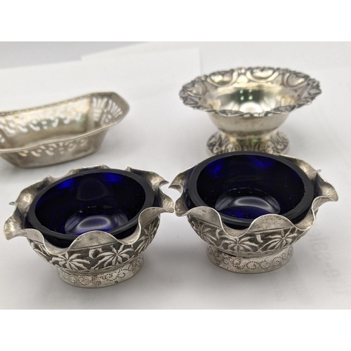 152 - Silver to include a pair of Indian salts and three bon bon dishes, total weight 119.8g
Location: