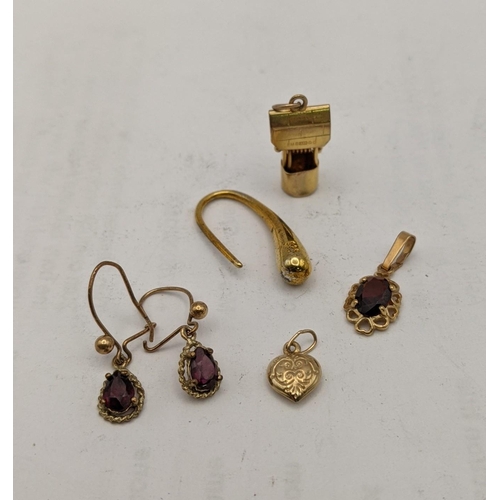 213 - Mixed 9ct gold items comprising of a charm fashioned as a well, garnet set pendant and earrings 3g, ... 