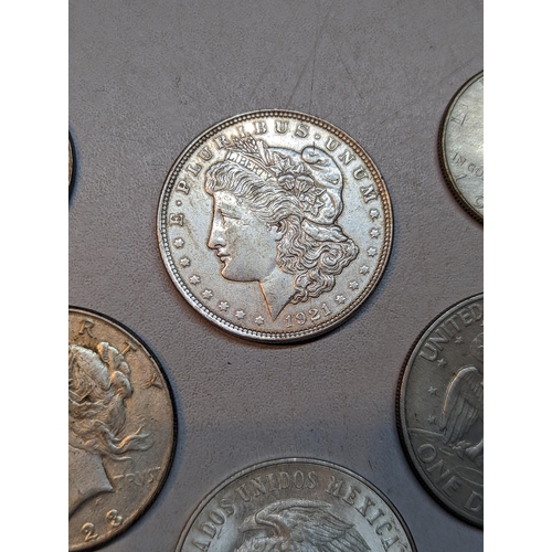 416 - United States of America- mixed coins to include a 1921 'Morgan' Dollar, 1923 'Peace' Dollar, 1971 e... 