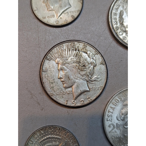 416 - United States of America- mixed coins to include a 1921 'Morgan' Dollar, 1923 'Peace' Dollar, 1971 e... 