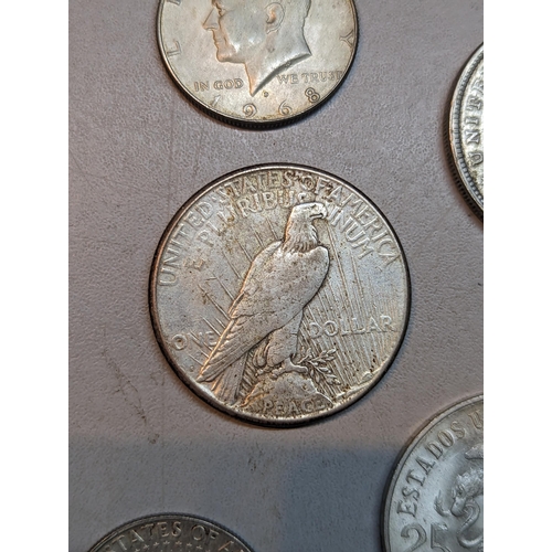 416 - United States of America- mixed coins to include a 1921 'Morgan' Dollar, 1923 'Peace' Dollar, 1971 e... 