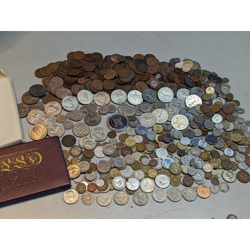 419 - Mixed coins - British and world coins to include a 1970 coinage proof set, commemorative Crowns, Vic... 