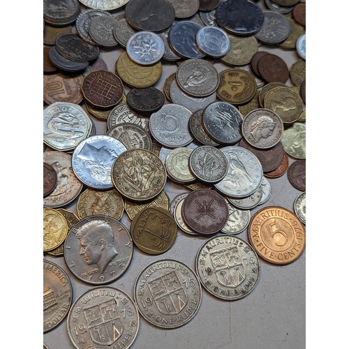 419 - Mixed coins - British and world coins to include a 1970 coinage proof set, commemorative Crowns, Vic... 