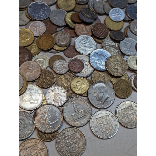 419 - Mixed coins - British and world coins to include a 1970 coinage proof set, commemorative Crowns, Vic... 