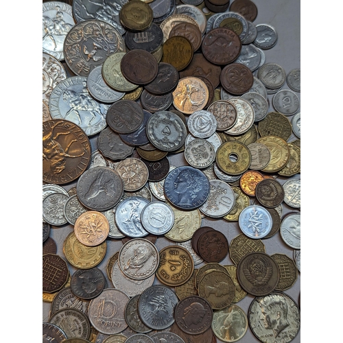 419 - Mixed coins - British and world coins to include a 1970 coinage proof set, commemorative Crowns, Vic... 