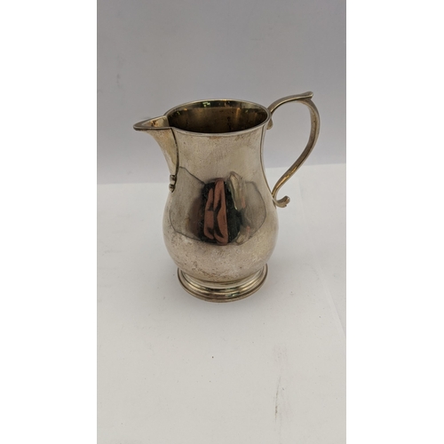 67 - A silver cream jug hallmarked London 1962, total weight 154.5g Location: