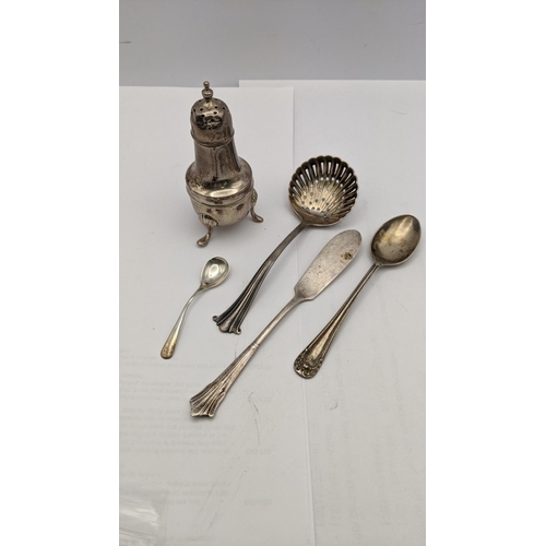 76 - Mixed silver to include a pepper pot, tea spoon, fish knife and others total weight 103.1g
Location: