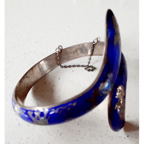 75 - A quantity of costume jewellery to include a Thai white metal and blue enamelled bangle in the form ... 